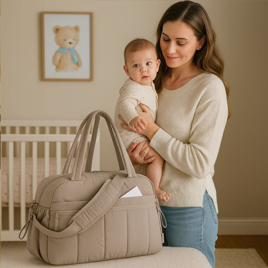 sac a langer bebe polyvalent illustrant maman qui tient bébé