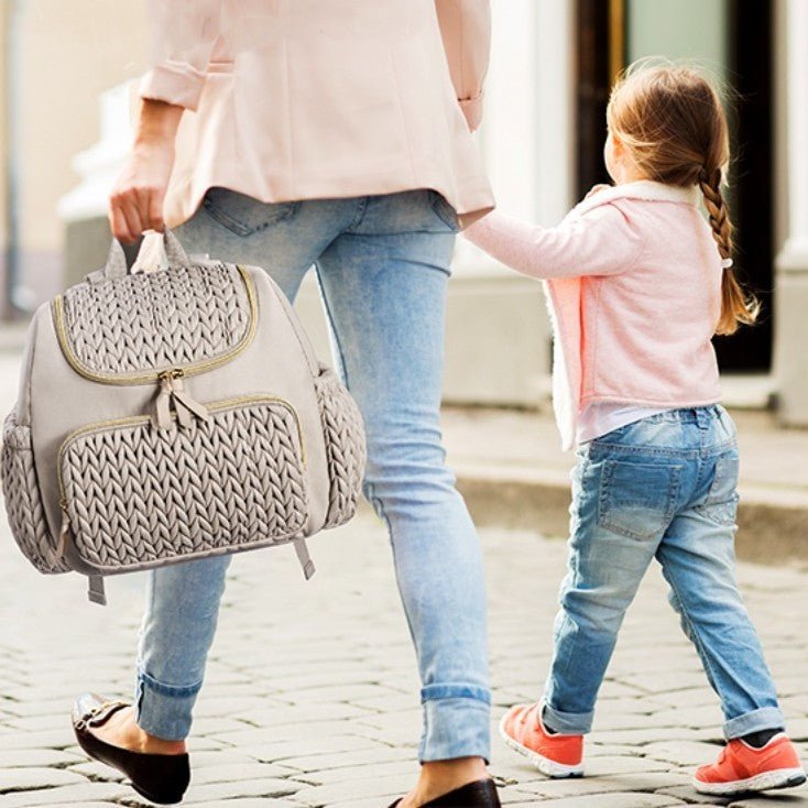 sac à langer multipoches maman marche avec sa fille