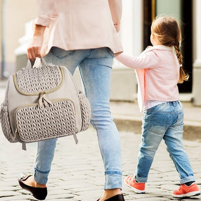 sac à langer multipoches maman marche avec sa fille