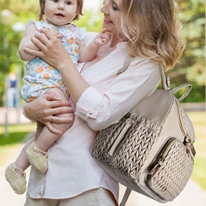 sac à langer multipoches sur l'épaule de maman
