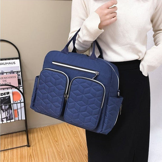 sac a langer spacieux tenant sur l'avant-bras de maman