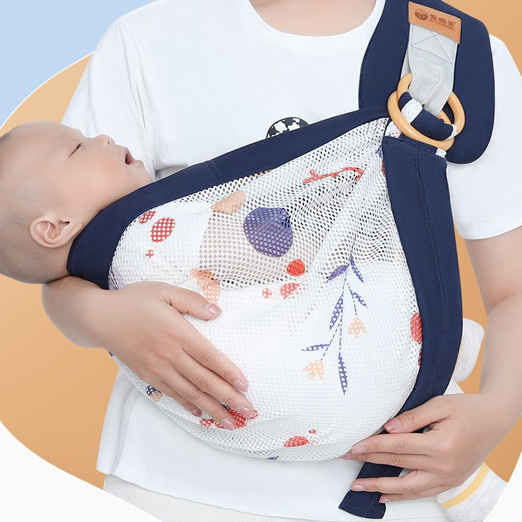 sling bebe sécurisé avec bébé qui dort paisiblement contre maman