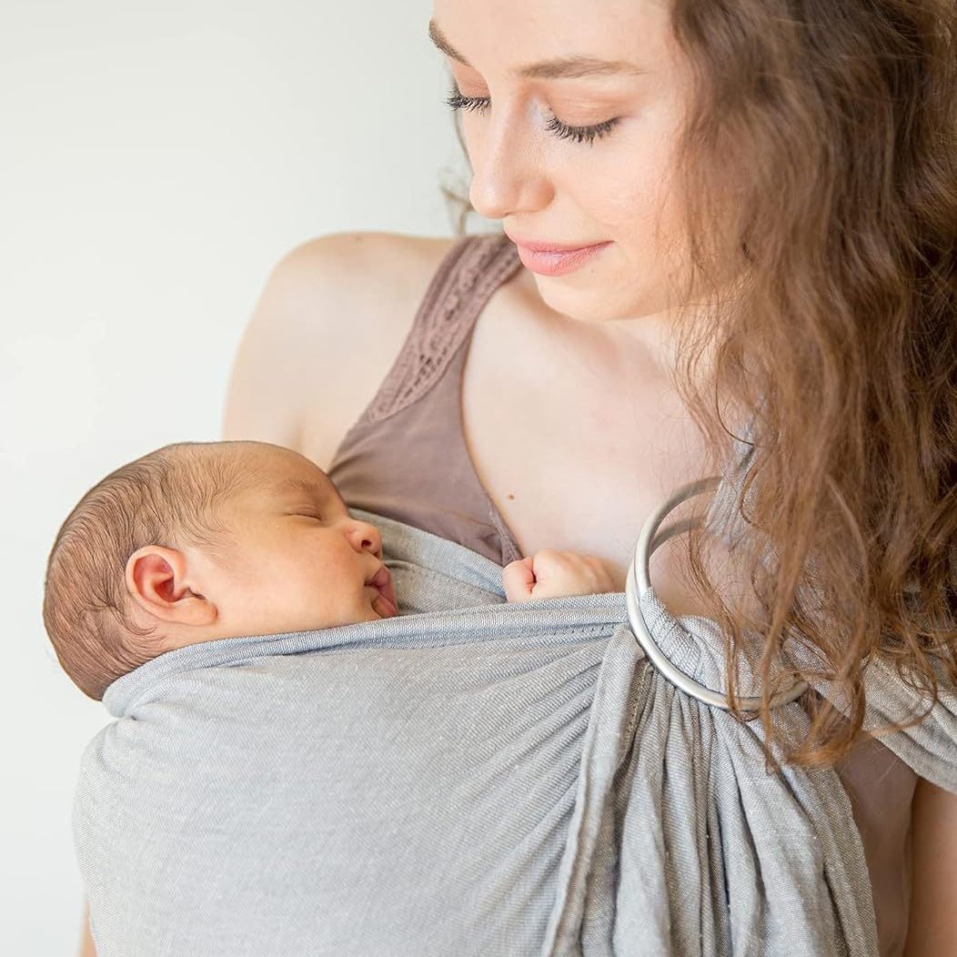 sling nouveau-né gris avec bébé qui dort