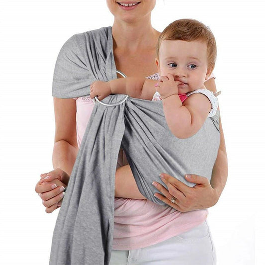 sling gris avec bébé porté en position assise