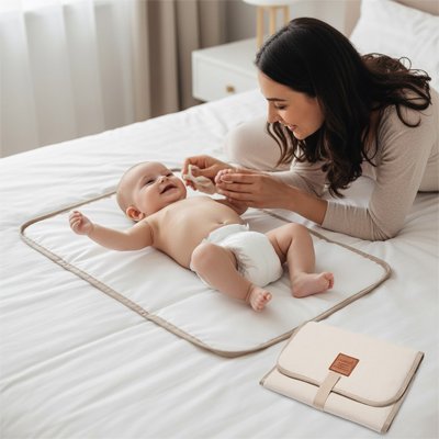 Tapis à langer imperméable nomade illustrant bébé heureux