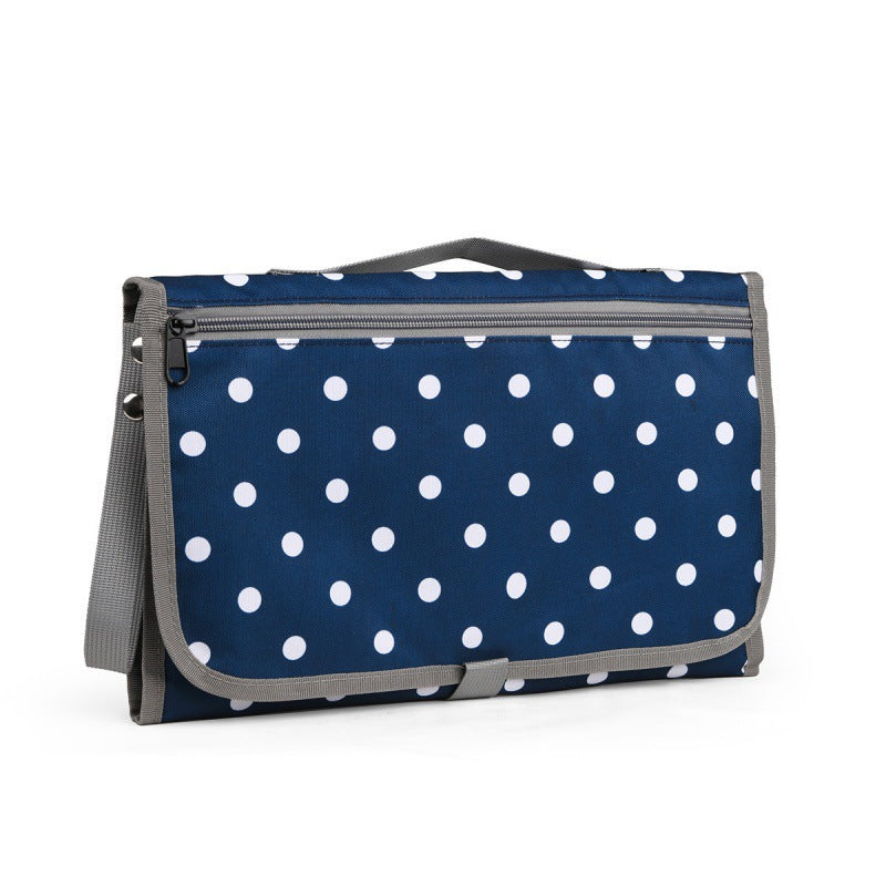 tapis à langer nomade marine avec motif de pois