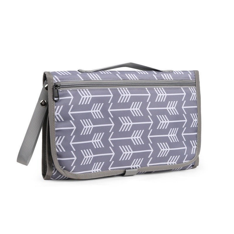 tapis à langer nomade pratique gris avec motif de flèches