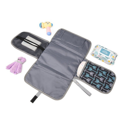 tapis à langer nomade pratique avec deux pochettes de rangement