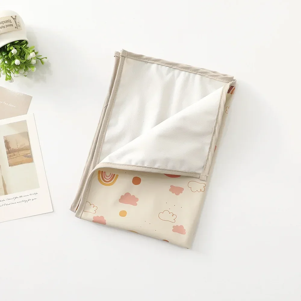 Tapis langer nomade compact et imperméable motif arc-en-ciel enchanté